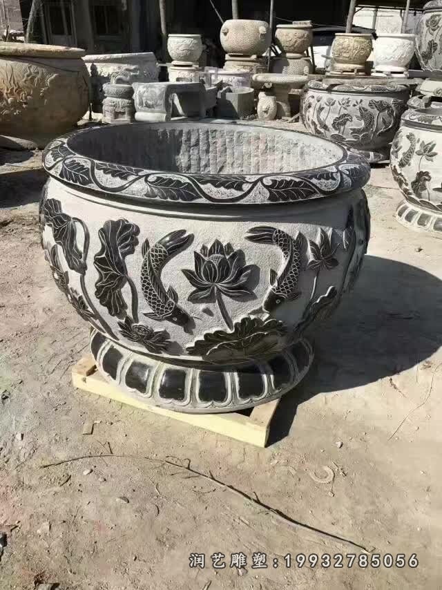 步行街鱼缸石雕 (1)