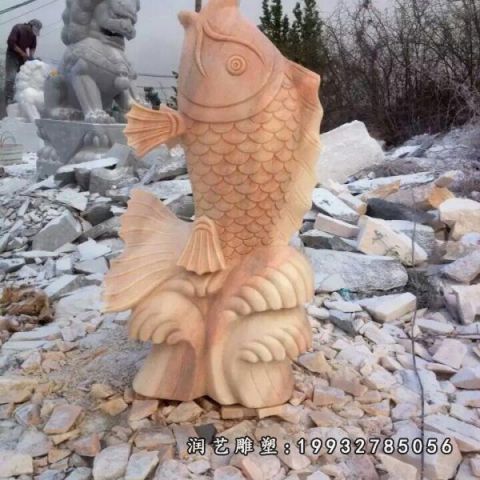 公园晚霞红鱼雕塑