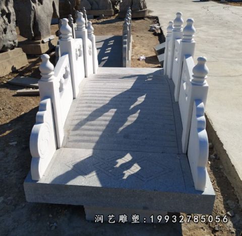 公园大理石拱桥雕塑