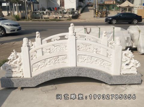 大理石拱桥公园雕塑