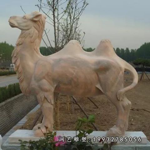 公园晚霞红骆驼动物雕塑