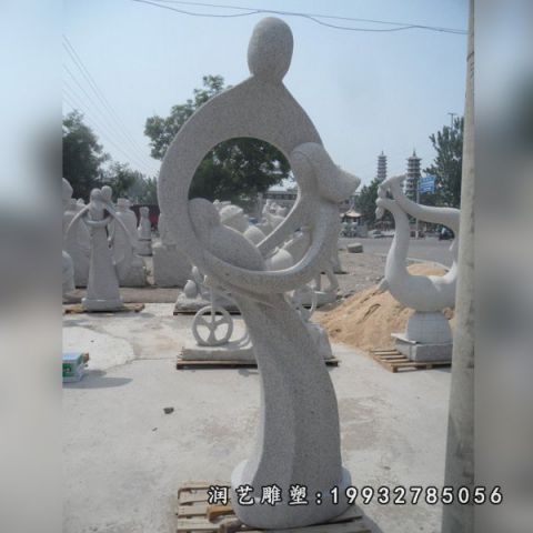 小区大理石一家人雕塑