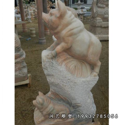 公园晚霞红猪雕塑