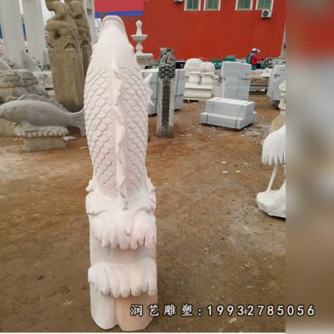 公园晚霞红动物鱼雕塑