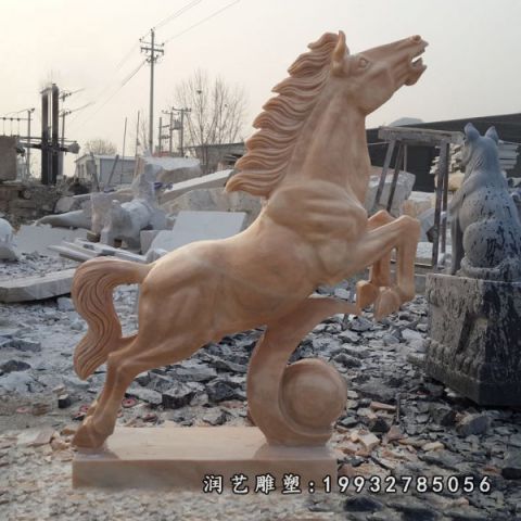 广场晚霞红马雕塑
