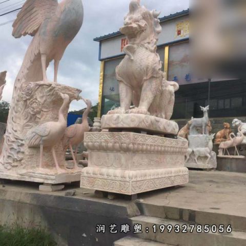 城市晚霞红麒麟雕塑