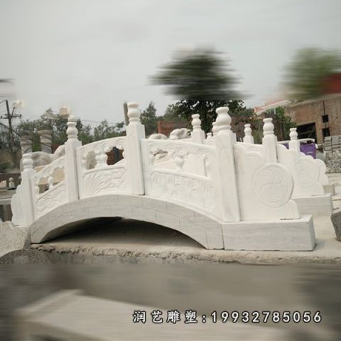 城市大理石拱桥雕塑