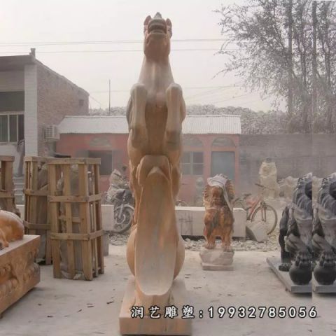 公园晚霞红马雕塑