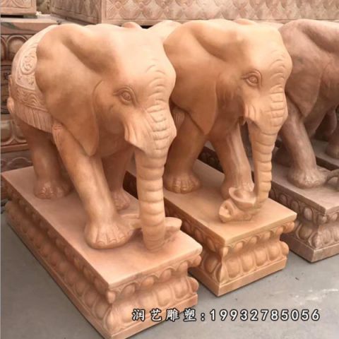 街道晚霞红大象雕塑