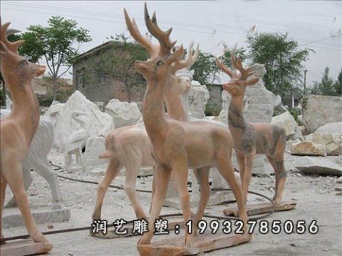 公园晚霞红鹿动物雕塑