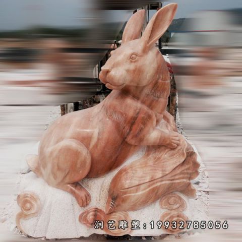 城市晚霞红兔子雕塑