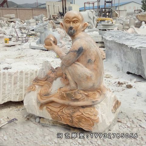 街道晚霞红猴子雕塑