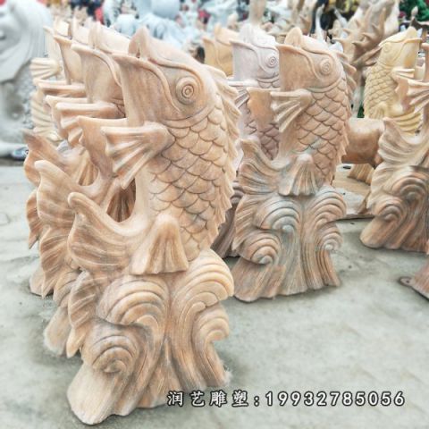 广场晚霞红鱼雕塑