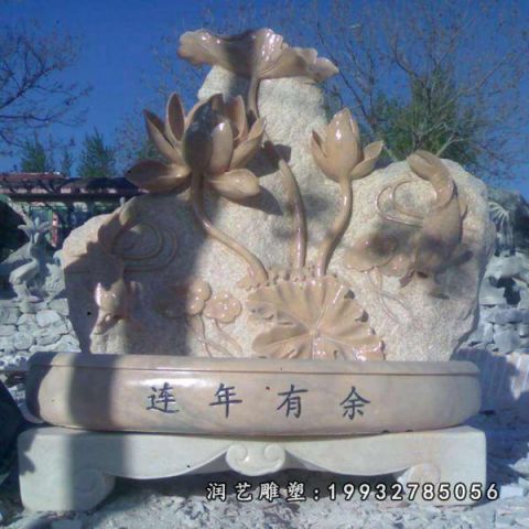 街道晚霞红荷花雕塑