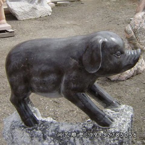 街道大理石猪雕塑