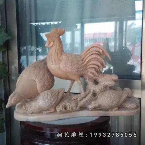 街道晚霞红鸡雕塑
