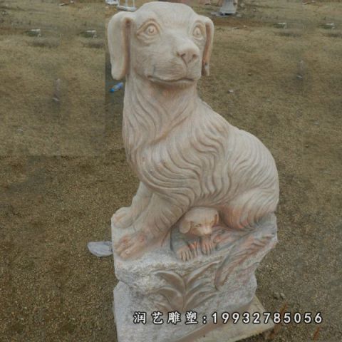 草坪晚霞红狗雕塑