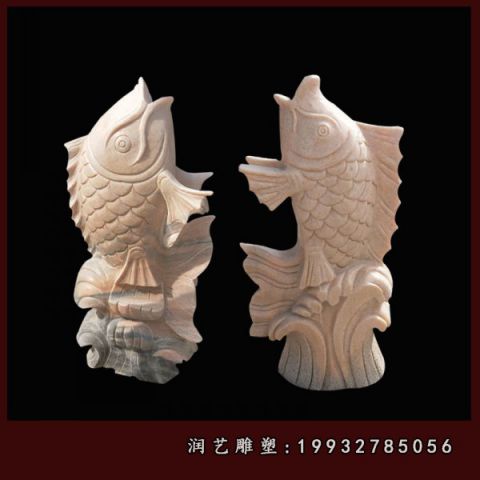 草坪晚霞红鱼雕塑