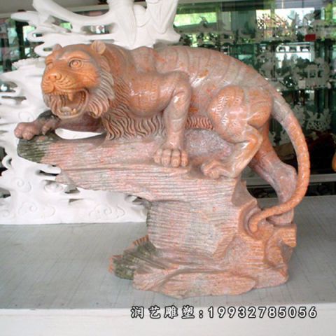 园林晚霞红老虎雕塑