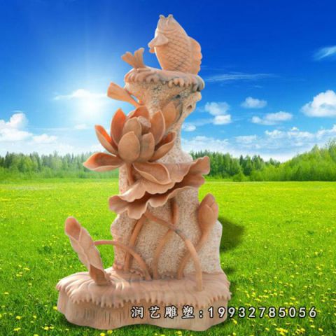 草坪晚霞红荷花雕塑