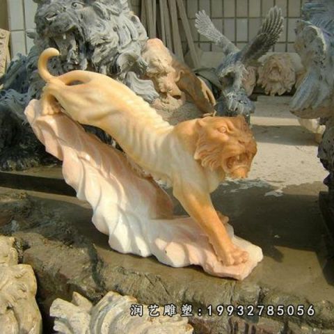 公园晚霞红老虎动物雕塑