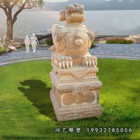 公园晚霞红貔貅雕塑