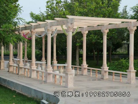 草坪晚霞红长廊雕塑