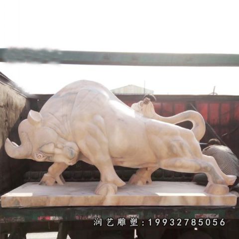 公园晚霞红牛雕塑