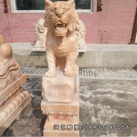 公园晚霞红老虎雕塑