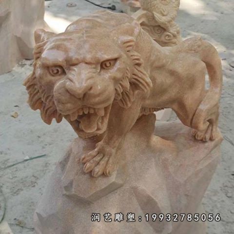 城市晚霞红老虎雕塑