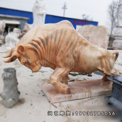 街道晚霞红牛雕塑