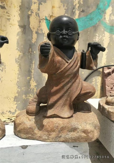 城市人物小和尚石雕