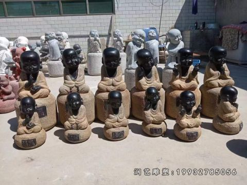 学校小和尚石雕人物