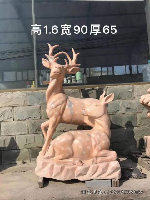 动物羊草坪石雕